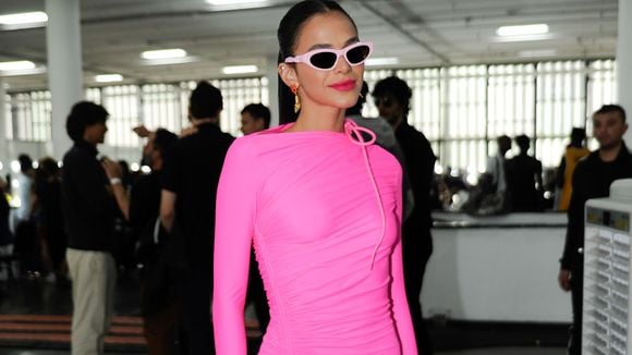 Barbiecore: Bruna Marquezine elege rosa queridinho para evento fashion