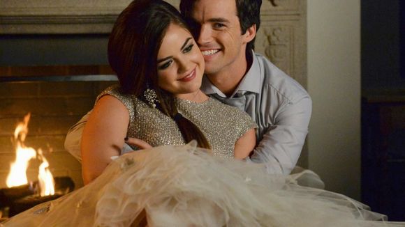 "Pretty Little Liars": Aria e Ezra, da série original, adotaram bebê de Imogen