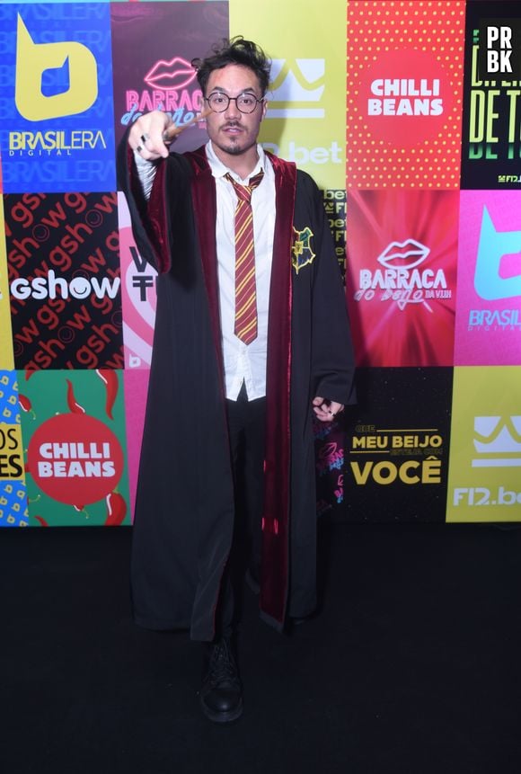 Eliezer foi com look inspirado no Harry Potter. Iniciais em sua roupa carregam nome da namorada, Viih Tube