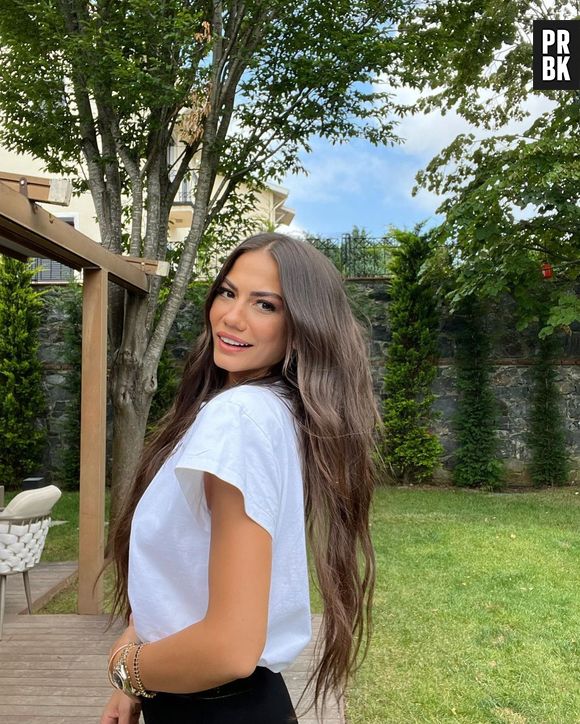 Demet Özdemir, de "Táticas do Amor", é uma atriz, comediante, modelo e dançarina turca de 30 anos