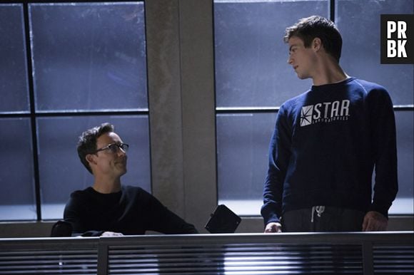 Em "The Flash", Dr. Wells (Tom Cavanagh) é quem ajuda Barry (Grant Gustin) em suas habilidades