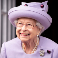 Fonte revela se Rainha Elizabeth II assistia "The Crown" e resposta surpreende