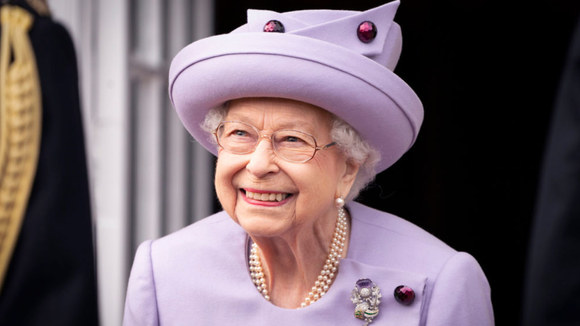 Fonte revela se Rainha Elizabeth II assistia "The Crown" e resposta surpreende