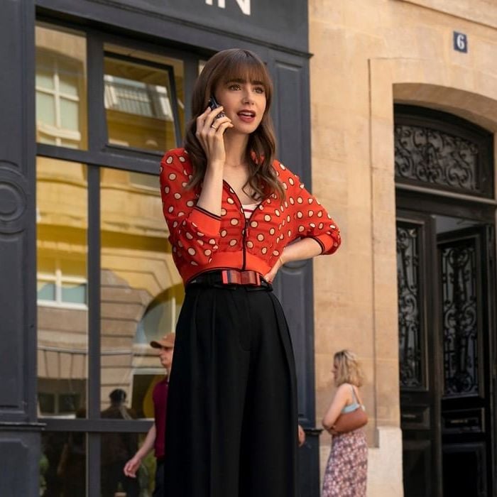 &quot;Emily em Paris&quot;: protagonista está com franjinha e usando looks ousados nas imagens da 3ª temporada
