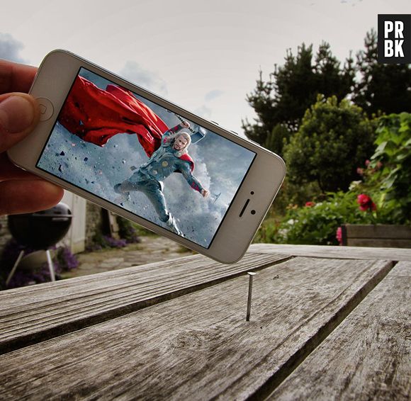 Thor (Chris Hemsworth) de "Os Vingadores" resolvendo o problema do parafuso