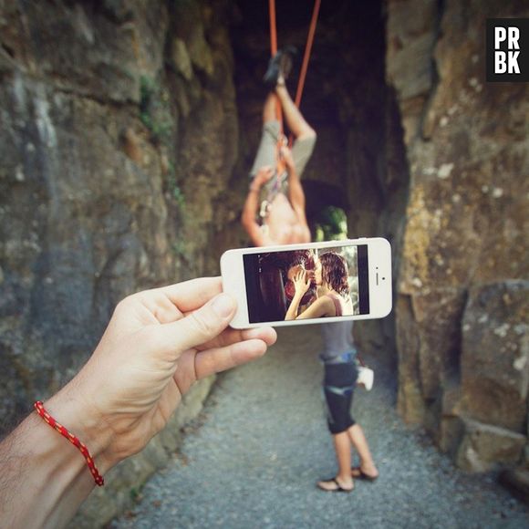 Um dos beijos mais famosos do cinema: "Homem Aranha", na pele de Toby Maguire, com a musa Mary Jane (Kirsten Dust)