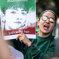 Celebridades francesas cortam cabelo em protesto por iraniana morta