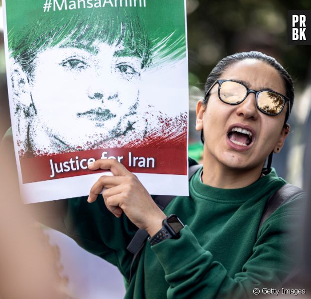 





Protestos no Irã: por que as famosas estão cortando o cabelo?





















