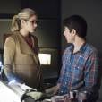  Enquanto isso, Felicity (Emily Bett Rickards) aconselha Ray (Brandon Routh) a construir seu uniforme em "Arrow" 