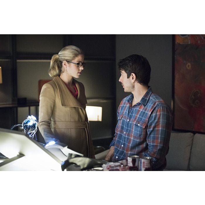  Enquanto isso, Felicity (Emily Bett Rickards) aconselha Ray (Brandon Routh) a construir seu uniforme em &quot;Arrow&quot; 