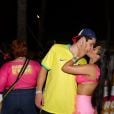  Flay beija o namorado Pedro Leonel na Farofa da Gkay 