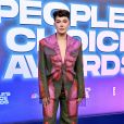 People Choice's Awards 2022:  James Charles   e mais looks dos famosos em premiação