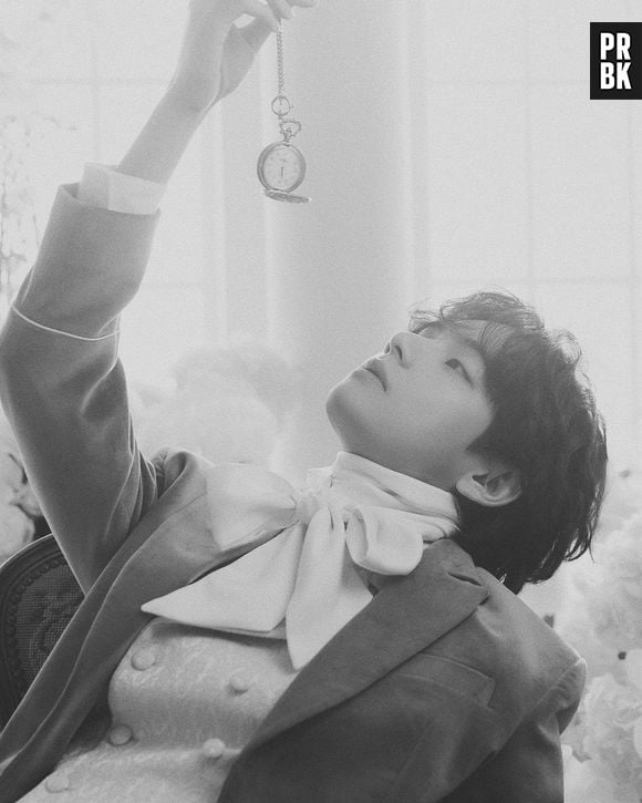 V, do BTS, impressionou Army de terno em novas fotos