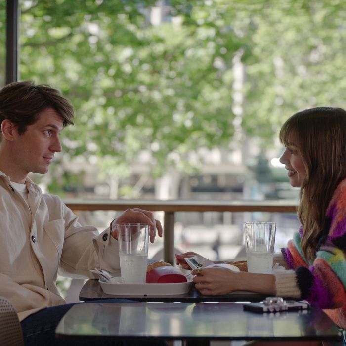 Na 3ª temporada de &quot;Emily em Paris&quot;, Emily (Lily Collins) tenta resolver o seu passado com Gabriel  (Lucas Bravo) 