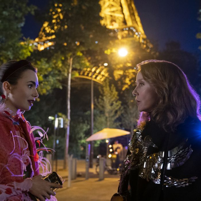 Em &quot;Emily em Paris 3&quot;, Emily (Lily Collins) continua buscando o respeito de Sylvie ( Philippine Leroy-Beaulieu) , mas com limites