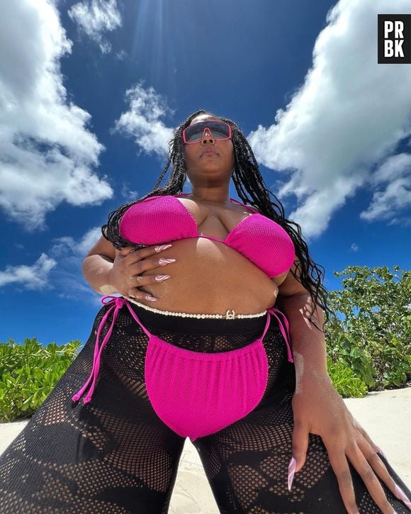 Lizzo amou o modelo de biquíni rosa de crochê