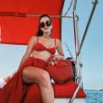 Giovanna Lancellotti se jogou no vermelho para modelo moda praia