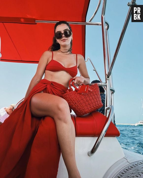 Giovanna Lancellotti se jogou no vermelho para modelo moda praia