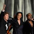  Rihanna se apresentou no Grammy Awards 2015 ao lado de Kanye West e Paul McCartney com a sua nova m&uacute;sica "FourFive Seconds" 