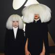  Sia chegou ao lado de sua dan&ccedil;arina Maddie Ziegler no Grammy Awards 2015 com uma peruca que escondia seu rosto e tamb&eacute;m cantou a m&uacute;sica "Chandelier" 