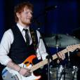  Ed Sheeran teve v&aacute;rias participa&ccedil;&otilde;es especiais, incluindo a de John Mayer, em sua performance no Grammy Awards 2015 