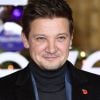 Jeremy Renner mostra foto do seu rosto após sofrer acidente com removedor de neve