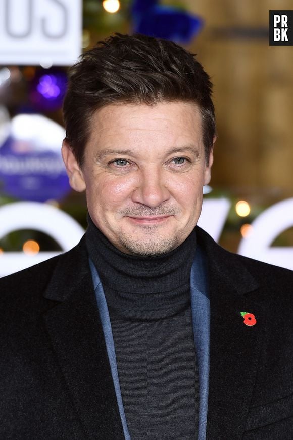 Jeremy Renner mostra foto do seu rosto após sofrer acidente com removedor de neve