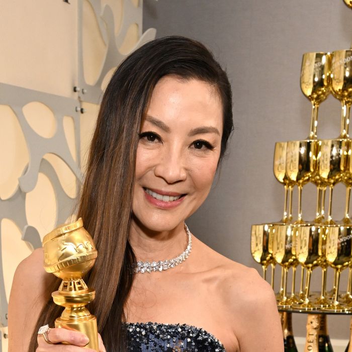  Michelle Yeoh foi premiada no  Globo de Ouro 2023