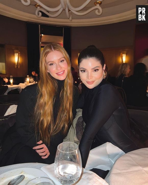 Gkay posa ao lado de Marina Ruy Barbosa, em Paris