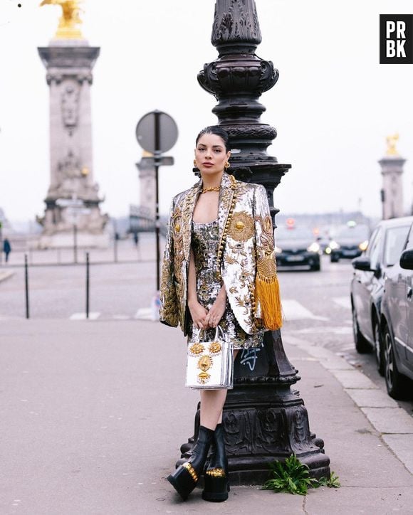 Gkay posa em Paris com look Schiaparelli