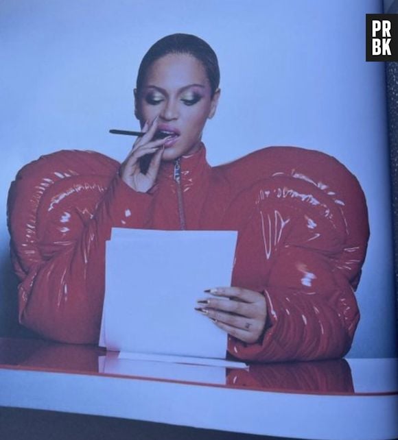 O Tour Book que está sendo vendido no estádio onde ocorrerá o show conta com fotos inéditas