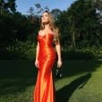 Carla Diaz, que participou do reality com Camilla, usou um vestido sem alças laranja