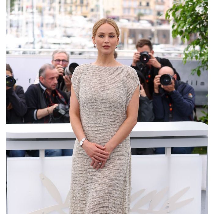 Jennifer Lawrence usou um vestido tricô de costas nuas