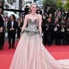 O vestido metalizado de Elle Fanning foi um dos maiores destaques