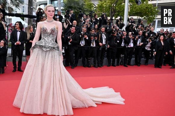 O vestido metalizado de Elle Fanning foi um dos maiores destaques