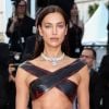 Irina Shayk estava deslumbrante com look todo de couro