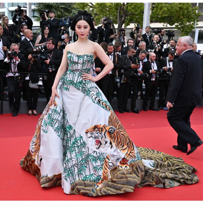 Impossível não olhar a estampa do vestido da atriz chinesa Fan Bingbing