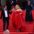 Jennifer Lawrence apereceu com chinelos pretos na hora de descer a escadaria do Festival de Cannes