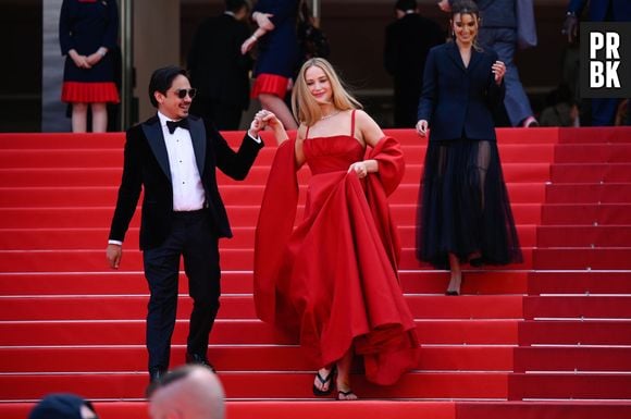 Jennifer Lawrence apereceu com chinelos pretos na hora de descer a escadaria do Festival de Cannes