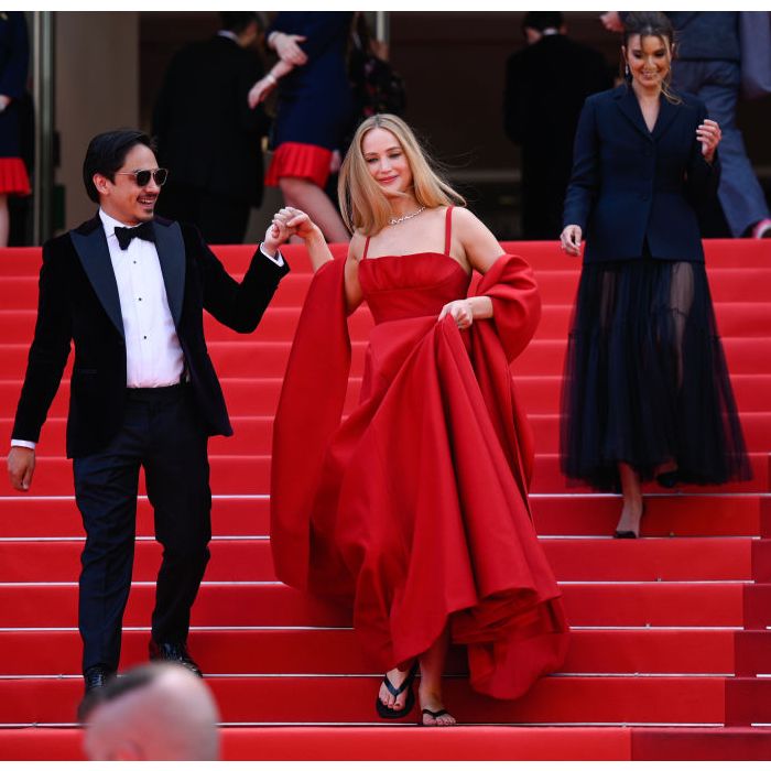 Jennifer Lawrence apereceu com chinelos pretos na hora de descer a escadaria do Festival de Cannes