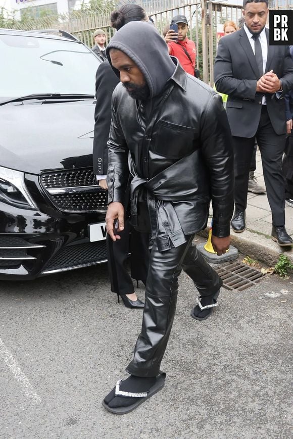 Kanye West usou chinelos com diamantes durante a Semana de Moda de Paris