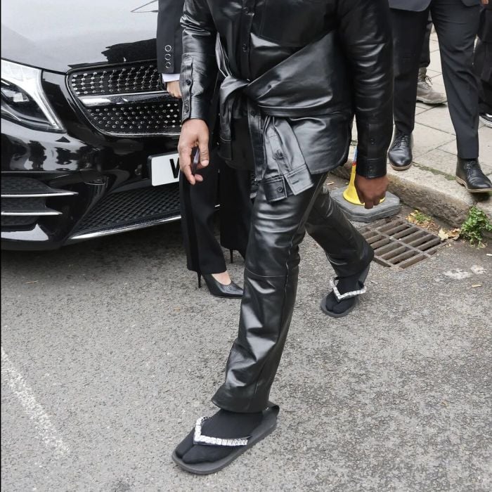 Kanye West usou chinelos com diamantes durante a Semana de Moda de Paris