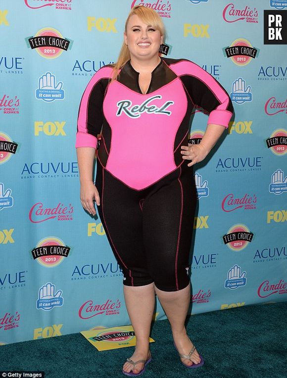 Rebel Wilson apostou em look de mergulhador com chinelos no Teen Choice Awards