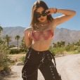 Jade Picon usou a calça cargo em um look mais rockeiro durante o Coachella
