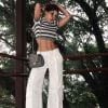 Ao colocar a calça cargo com um salto, Jade Picon criou um look mais sofisticado