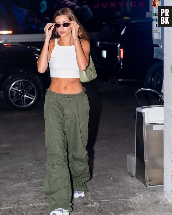 Hailey Bieber adora usar calça cargo no estilo minimalista