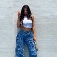 Kylie Jenner apostou numa calça cargo jeans