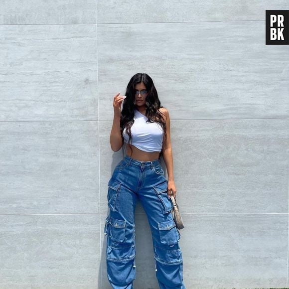 Kylie Jenner apostou numa calça cargo jeans