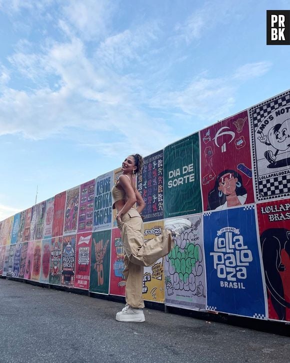 Mari Gonzalez usou uma calça cargo para ir ao Lollapalooza 2023