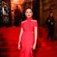 Juliette apareceu deslumbrante em longo vestido vermelho Alexander McQueen